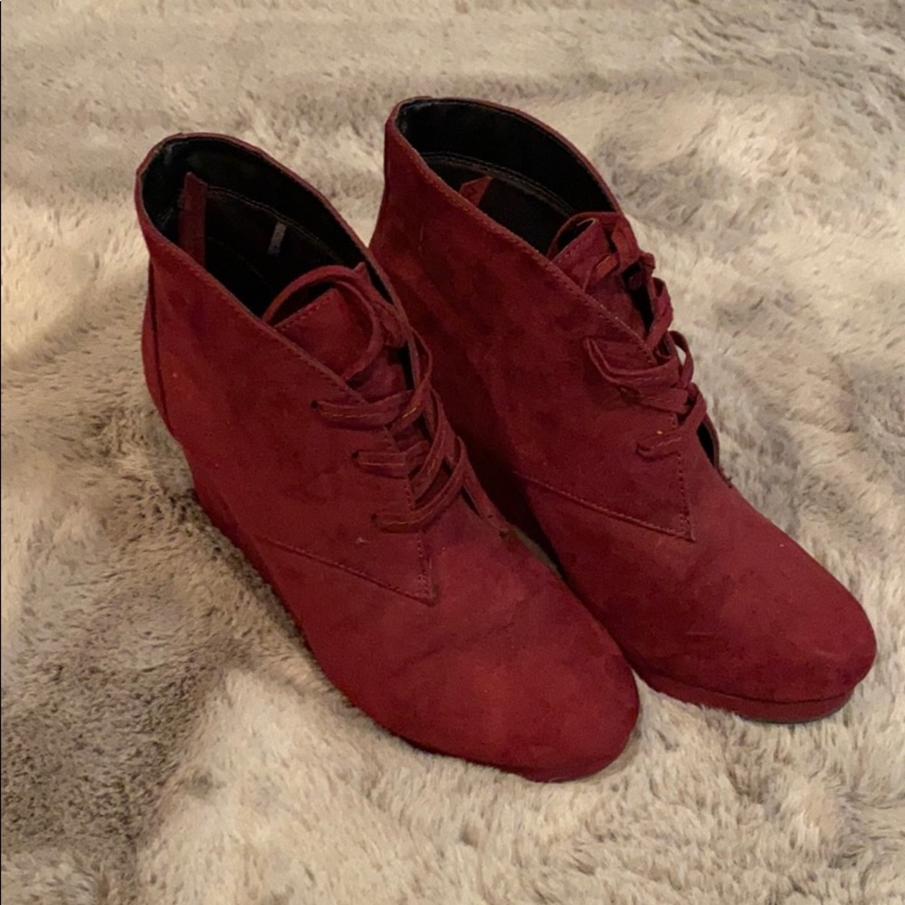 Report wedge heels.